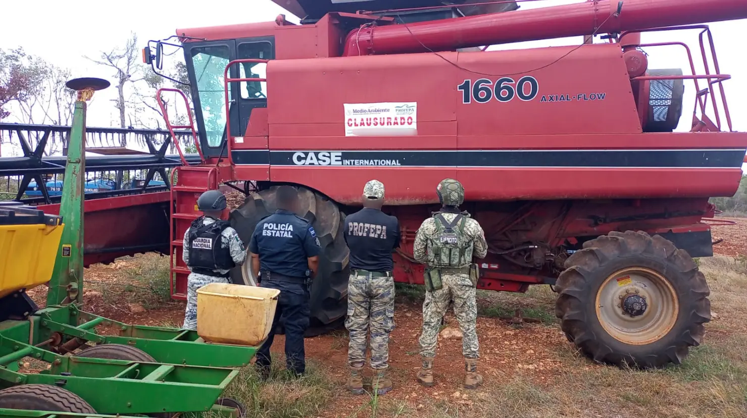 Agentes de la Profepa decomisaron maquinaria y herramientas agrícolas en terrenos donde menonitas querían expandir sus cultivos.- Fuente Profepa