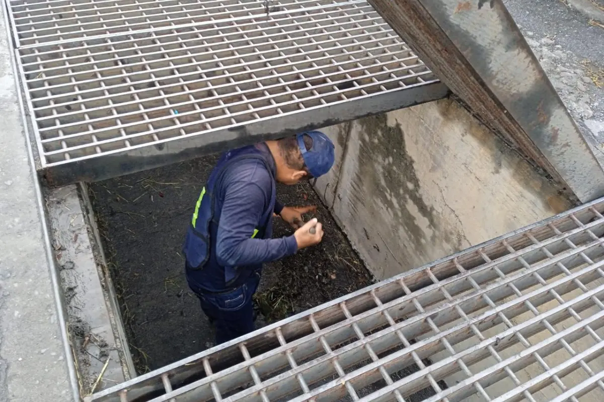 Con  el fin de evitar inundaciones y accidentes por las lluvias que se presentan en la ciudad, el gobierno de San Nicolás implemento acciones de limpieza y desazolve/Foto: Rosy Sandoval
