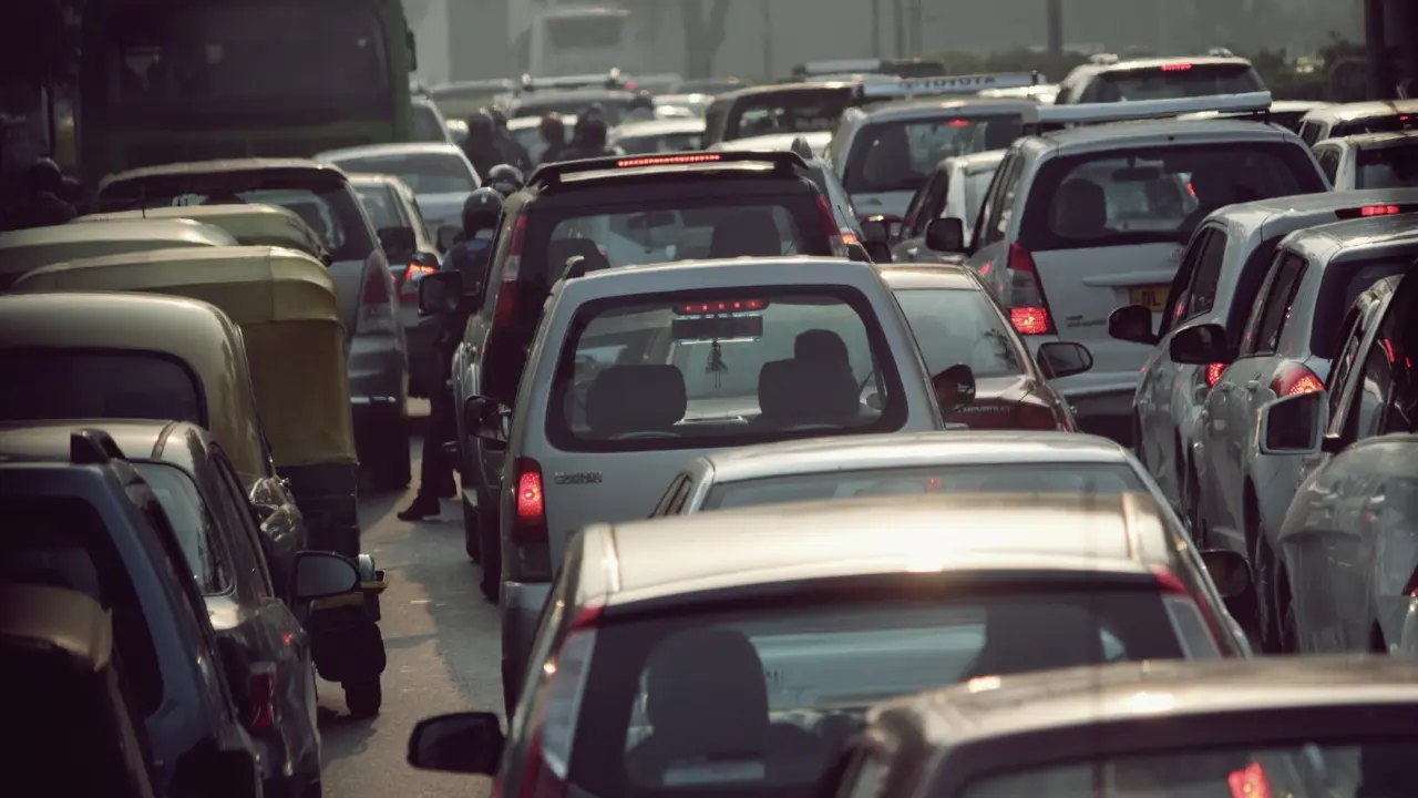 Autos en medio del tráfico, una escena cotidiana que refleja la necesidad de programas como el Hoy No Circula para reducir la saturación vial y la contaminación. Foto: Canva