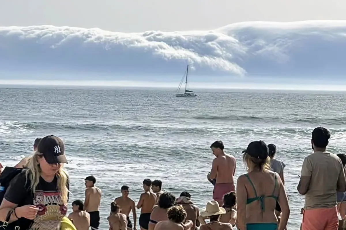Sorprendente tsunami de nubes en playa de Portugal Foto: X(Twitter) @Mario_Moray