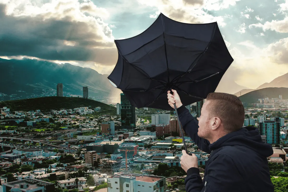 La presencia de a tormenta tropical Flossie, que actualmente impacta las costas del Pacífico mexicano, influirá en las condiciones climatológicas del Estado. Foto: Canva.