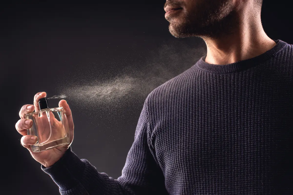 Los perfumes para hombres de más de 45 años son icónicos y no pasan de moda, a esta edad buscan que la sobriedad y la elegancia permanezca. Foto: Canva