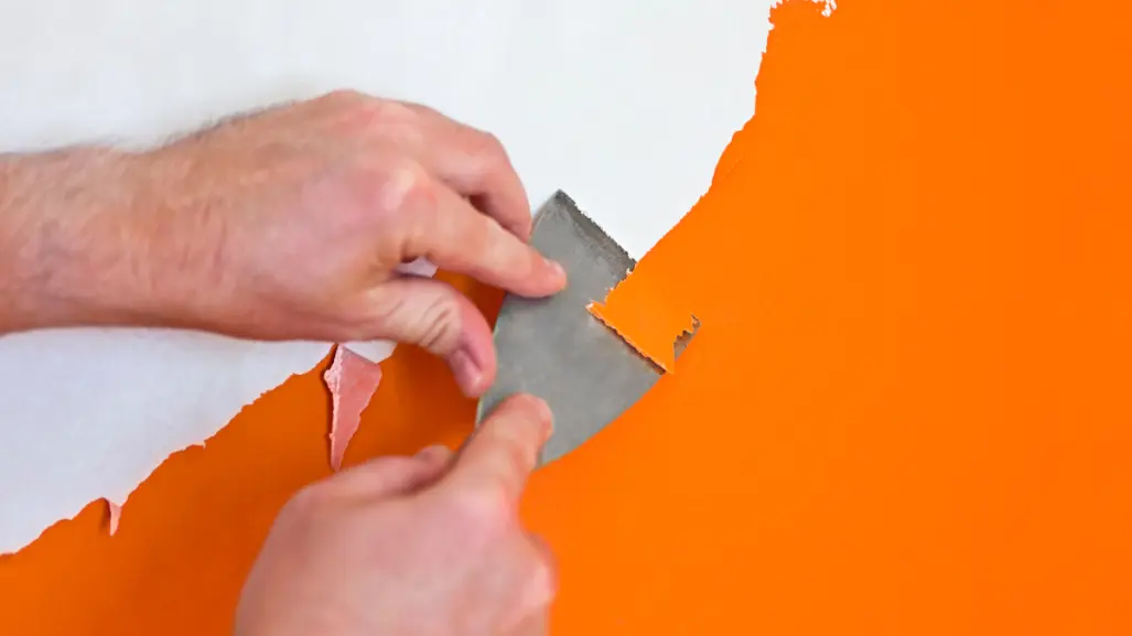 Así puedes reparar la pintura descarapelada de tu pared sin mucho esfuerzo ni dinero