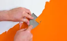 Así puedes reparar la pintura descarapelada de tu pared sin mucho esfuerzo ni dinero