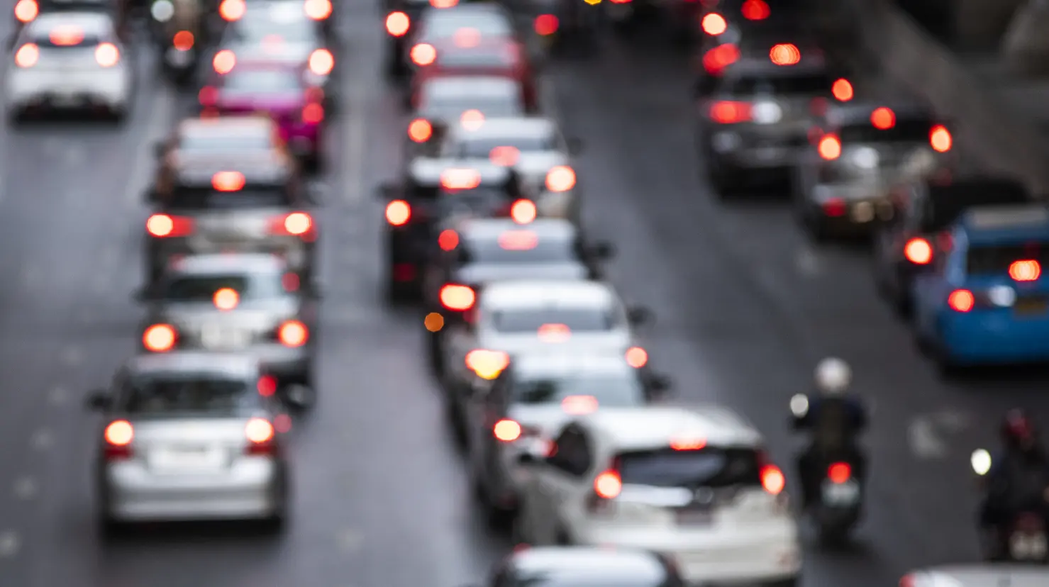 Autoridades estatales piden a los automovilistas tomar precauciones y considerar rutas alternas. Imagen: Freepik