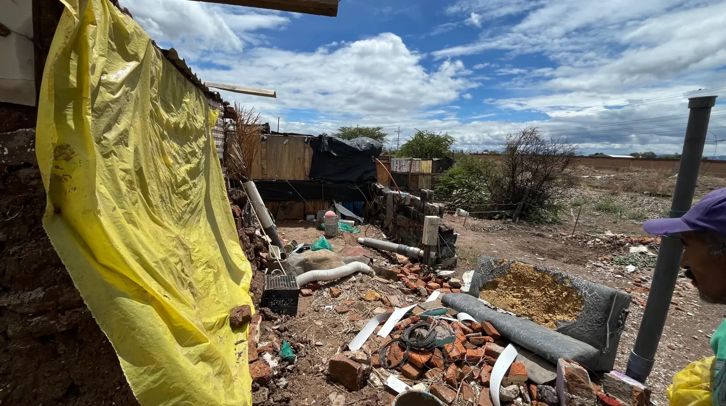 Foto: Jesús Carrillo | La vivienda de José Luis es de materiales frágiles y está por colapsar.