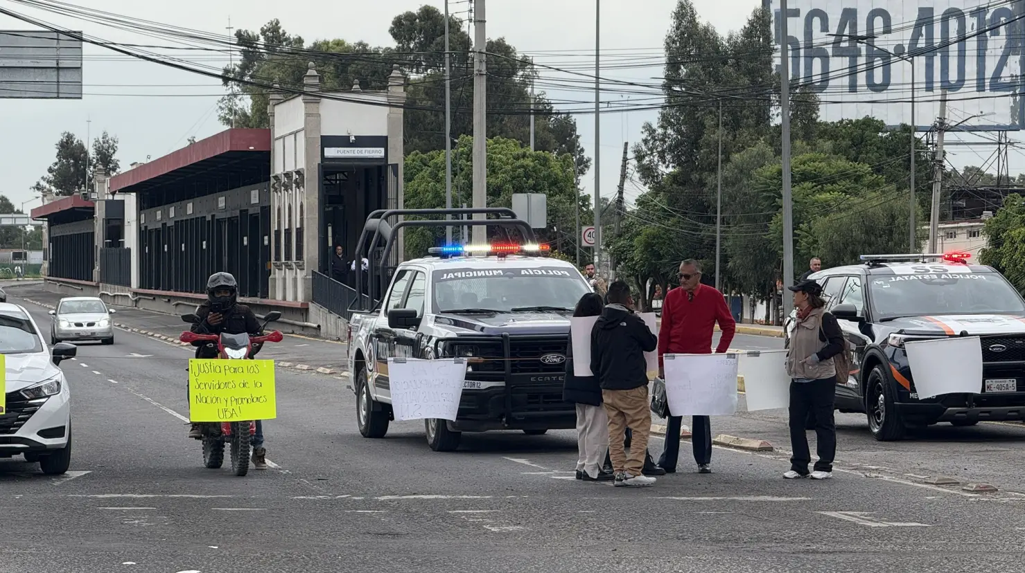Vecinos de Ecatepec bloquearon la Vía Morelos a la altura del Puente de Fierro. Foto: Juan Manuel López