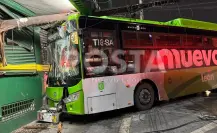 VIDEO | Camión urbano impacta contra negocio tras choque en Monterrey