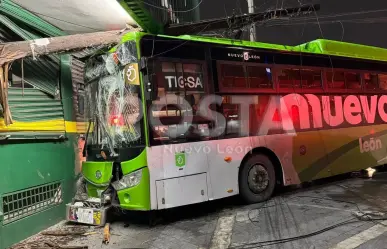 VIDEO | Camión urbano impacta contra negocio tras choque en Monterrey