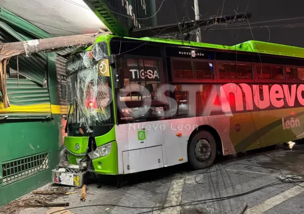 VIDEO | Camión urbano impacta contra negocio tras choque en Monterrey