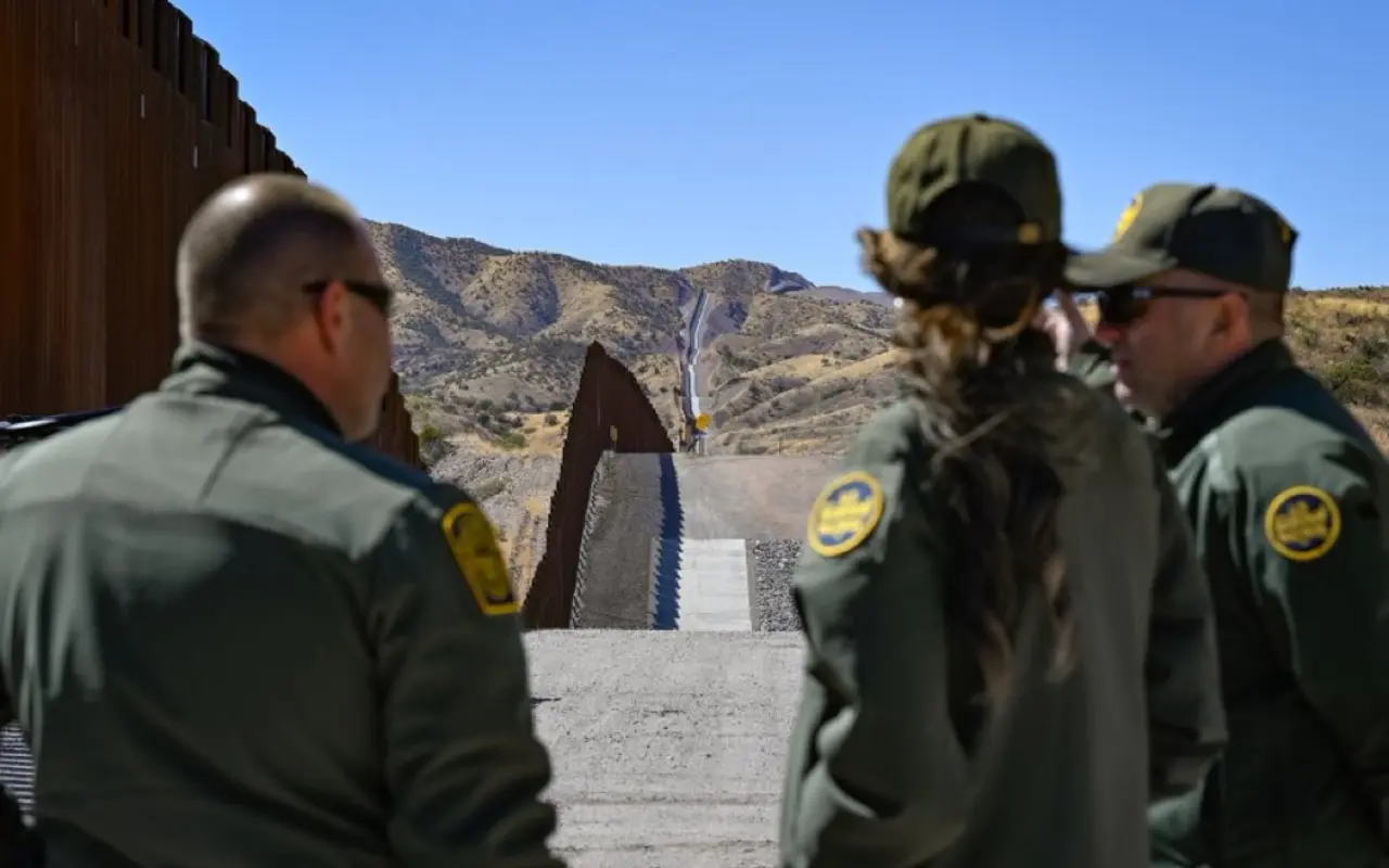 Agentes fronterizos de EEUU en el muro con México. Foto: X (@DHSgov)