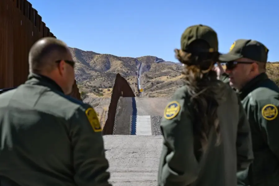 Cruce de migrantes en frontera de México-EU cae a mínimos históricos en junio, afirma Kristi Noem