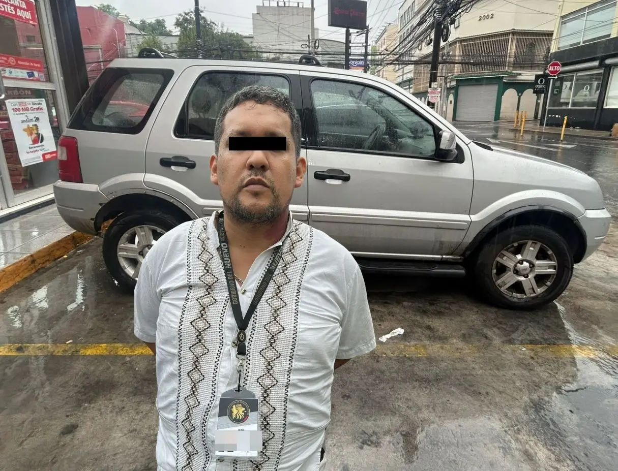 Este hecho ocurrió en pleno centro de Monterrey y ahora se le investiga por usurpación de funciones y otros hechos delictivos. Foto: Canva/Policía de Monterrey.
