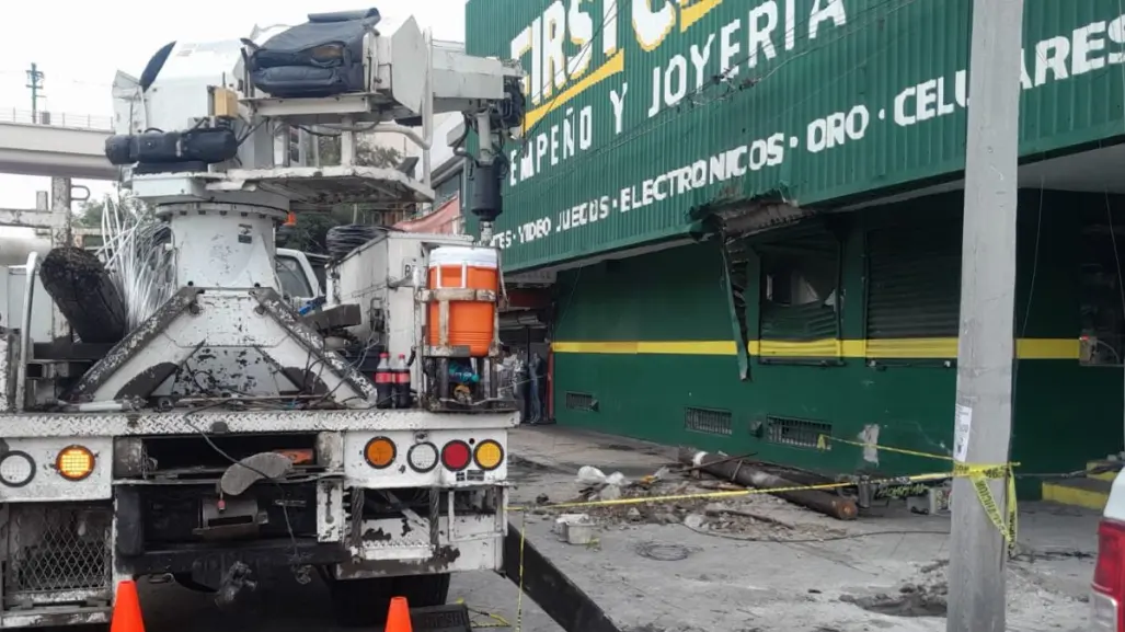 Evacúan a empleados de negocio tras fuga de gas causada por choque en Monterrey