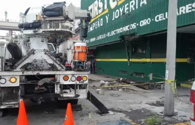 Evacúan a empleados de negocio tras fuga de gas causada por choque en Monterrey