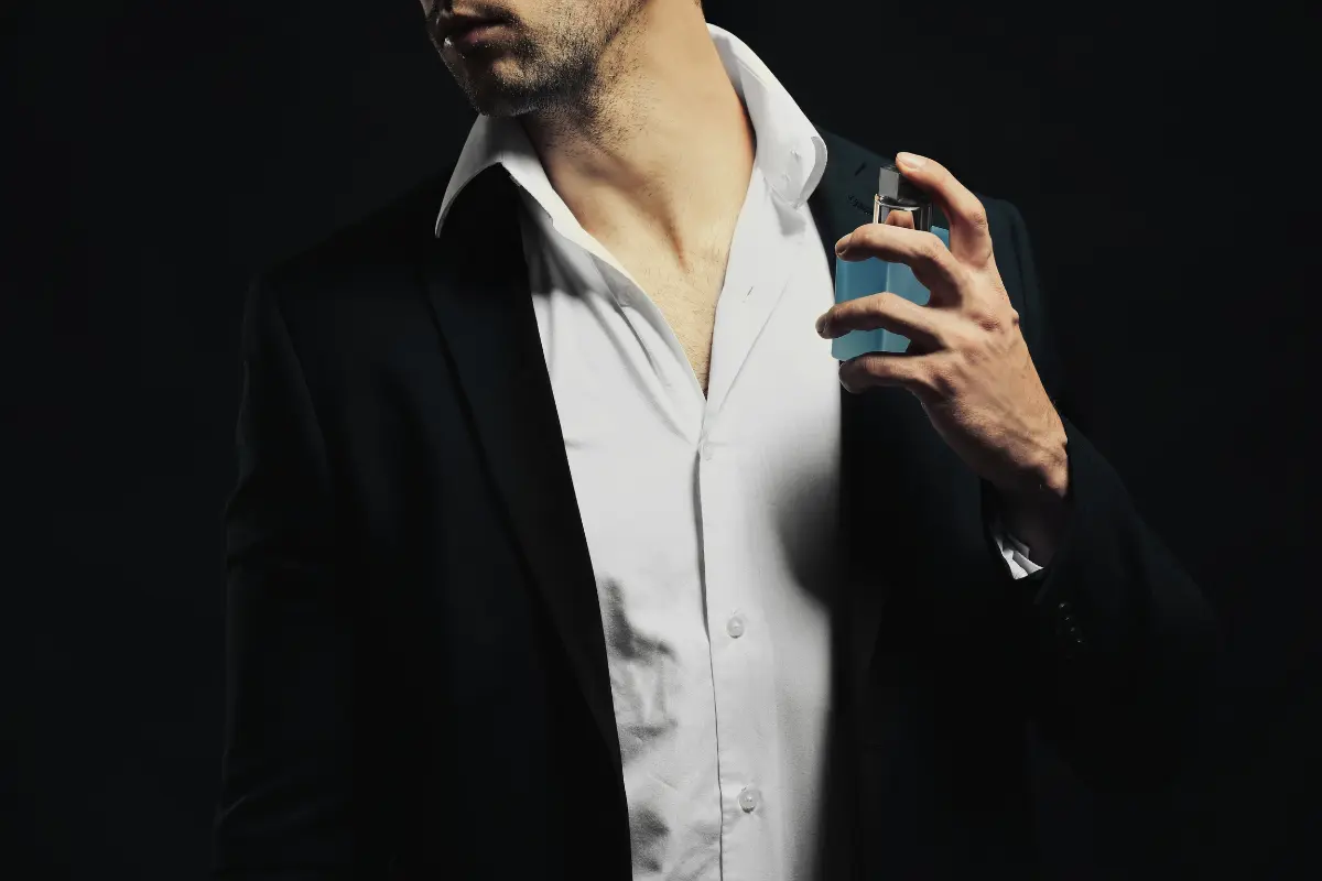 A los 40 años, el hombre busca elegancia, sobriedad y distinción en su perfume, pero que no sea abrumador. Foto: Canva