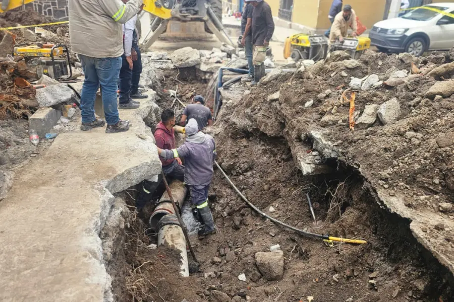 Fuga de agua deja sin suministro a decenas de familias en Tlalpan, CDMX