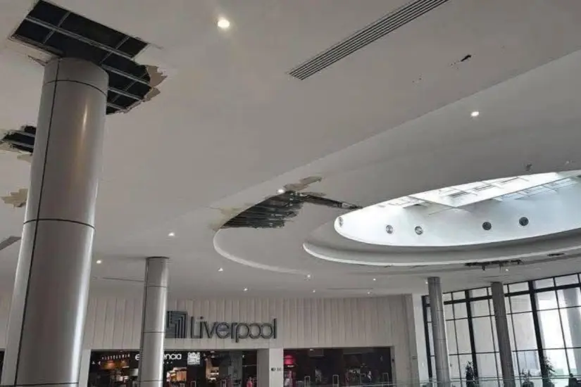 Los plafones en diversas zonas del centro comercial siguen desprendiéndose. Foto: Axel Hassel