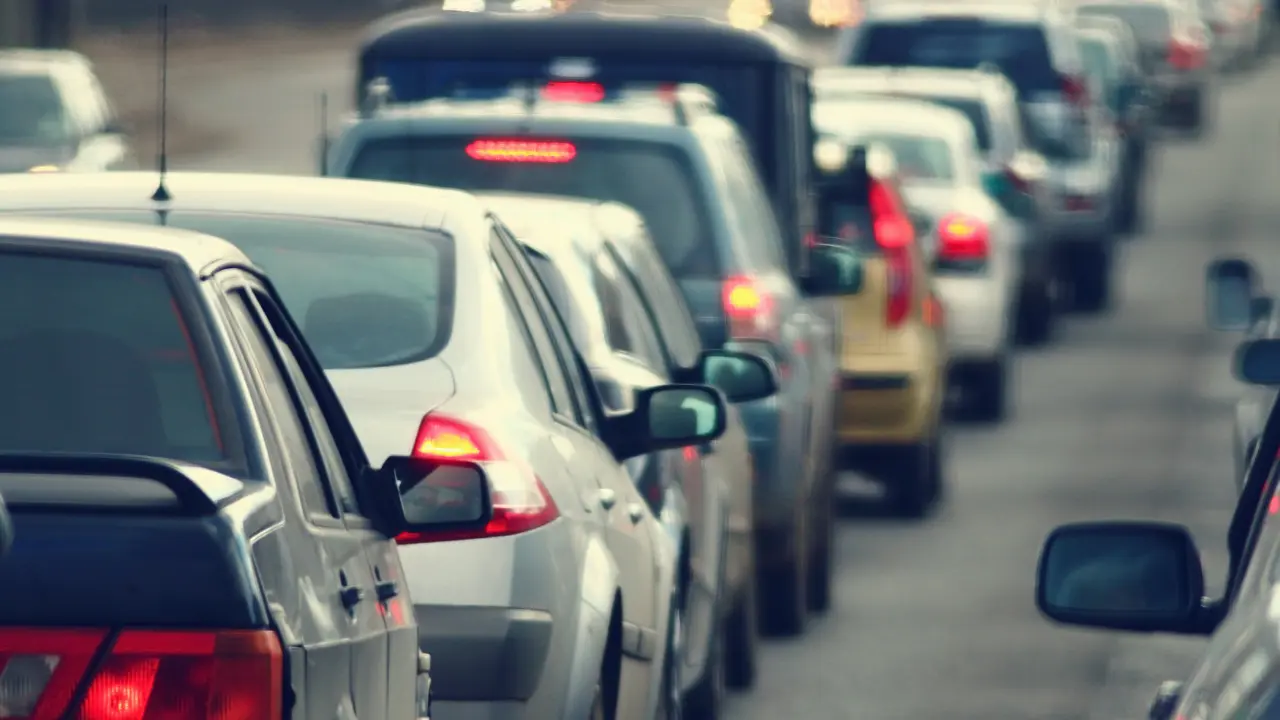 Autos circulando en el Valle de Toluca; recuerda respetar el Hoy No Circula de este jueves 3 de julio. Foto: Canva