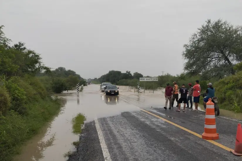 Cierre de carreteras por desbordamiento de ríos | Foto: FB Testigo del Mante