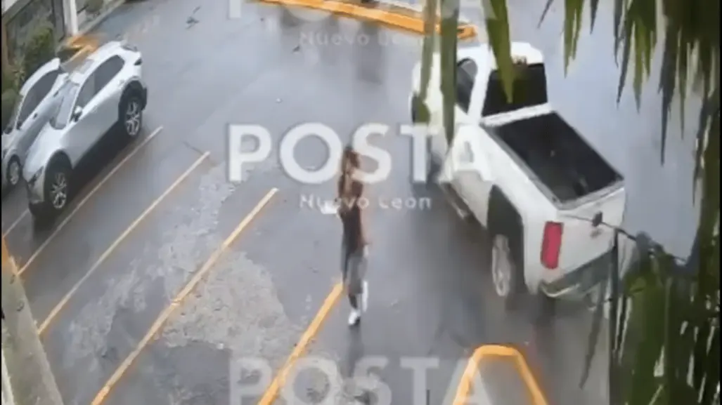 VIDEO | Mujer salva su vida por centímetros: camioneta casi la atropella en Carretera Nacional