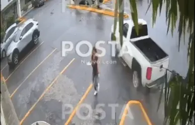 VIDEO | Mujer salva su vida por centímetros: camioneta casi la atropella en Carretera Nacional