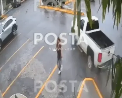 VIDEO | Mujer salva su vida por centímetros: camioneta casi la atropella en Carretera Nacional