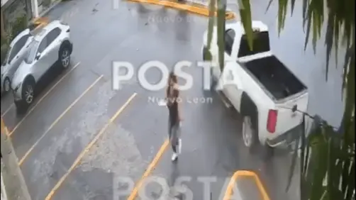 VIDEO | Mujer salva su vida por centímetros: camioneta casi la atropella en Carretera Nacional