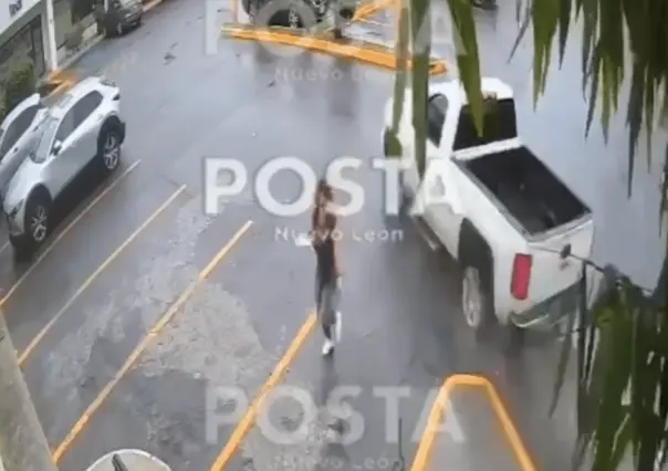 VIDEO | Mujer salva su vida por centímetros: camioneta casi la atropella en Carretera Nacional