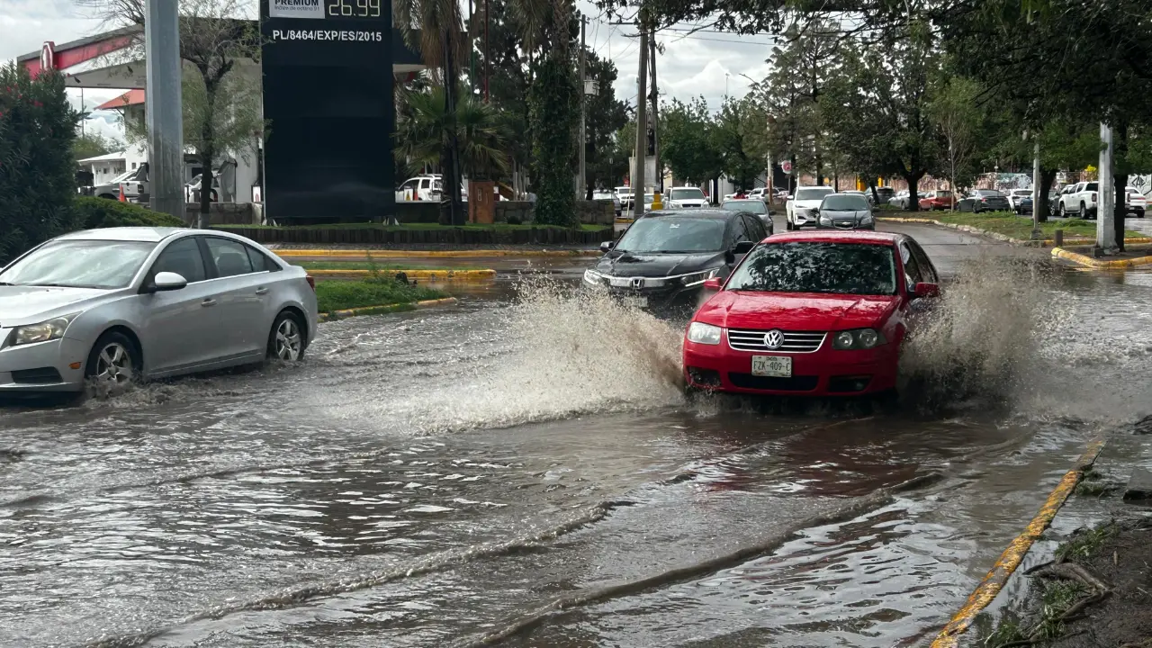 Tras las lluvias registradas en las últimas horas en la ciudad de Durango hay zonas con encharcamientos. Foto: Alejandro Ávila.