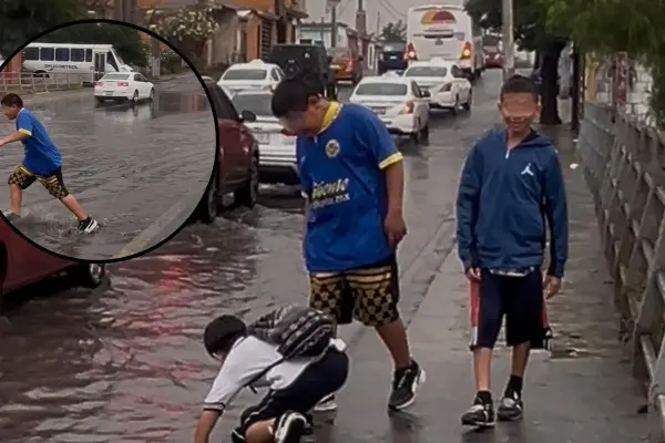 Niños cruzan calle inundada sin supervisión en medio de fuertes lluvias en Saltillo