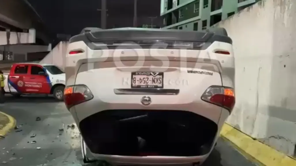 VIDEO | Auto vuelca sobre avenida Garza Sada en plena lluvia