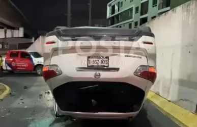 VIDEO | Auto vuelca sobre avenida Garza Sada en plena lluvia