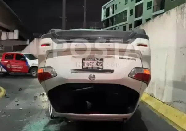 VIDEO | Auto vuelca sobre avenida Garza Sada en plena lluvia