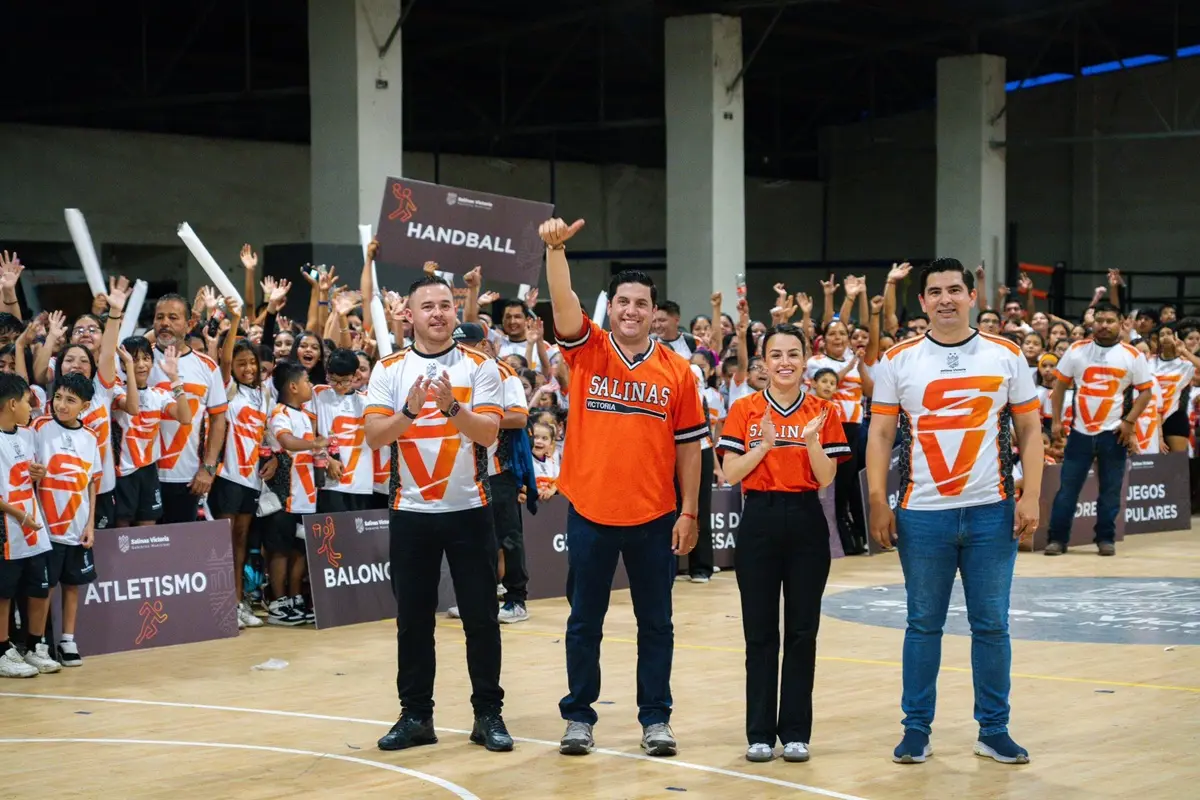 El alcalde de Salinas Victoria, Raúl Cantú, saluda a los más de 500 deportistas que fueron abanderados para participar en la Olimpiada y Paralimpiada Estatal 2025. Foto: Facebook Raúl Cantú