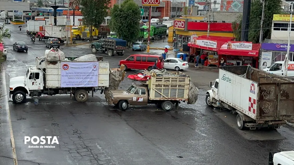 Recolectores lanzan toneladas de basura para denunciar extorsiones en Ixtapaluca