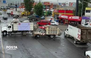 Recolectores lanzan toneladas de basura para denunciar extorsiones en Ixtapaluca