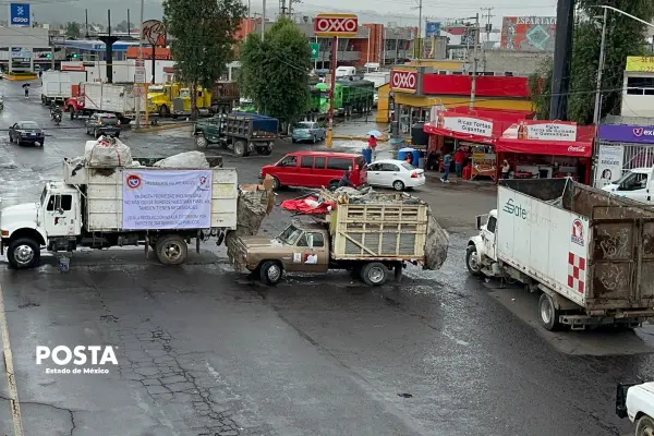 Recolectores lanzan toneladas de basura para denunciar extorsiones en Ixtapaluca