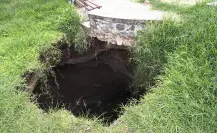 Mega socavón sorprende a vecinos en Gustavo A. Madero; temen daños por ducto de Pemex