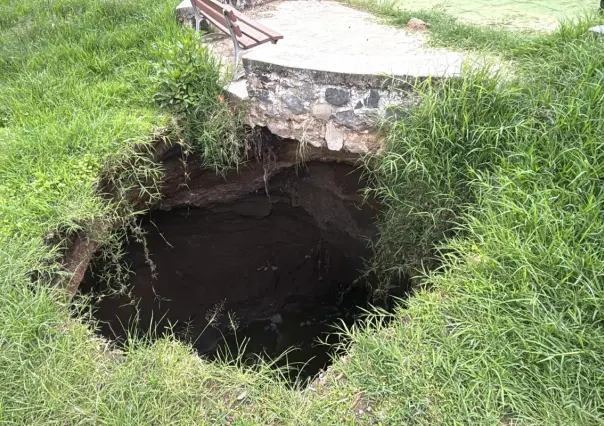Mega socavón sorprende a vecinos en Gustavo A. Madero; temen daños por ducto de Pemex