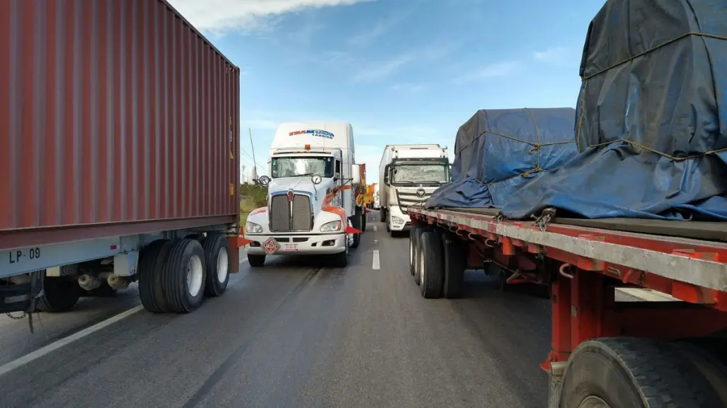 Más de 500 transportistas afectados en carreteras por "Barry" en Tamaulipas