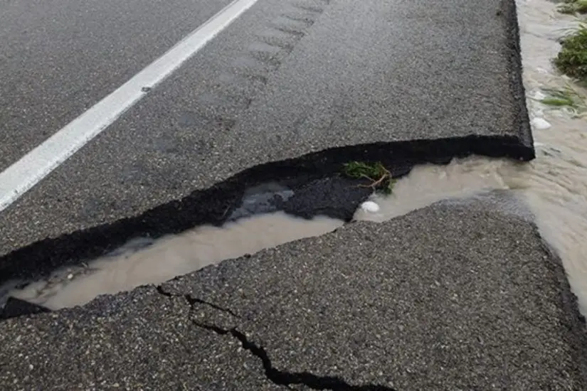 Se han registrado grietas sobre la carretera | Foto: FB