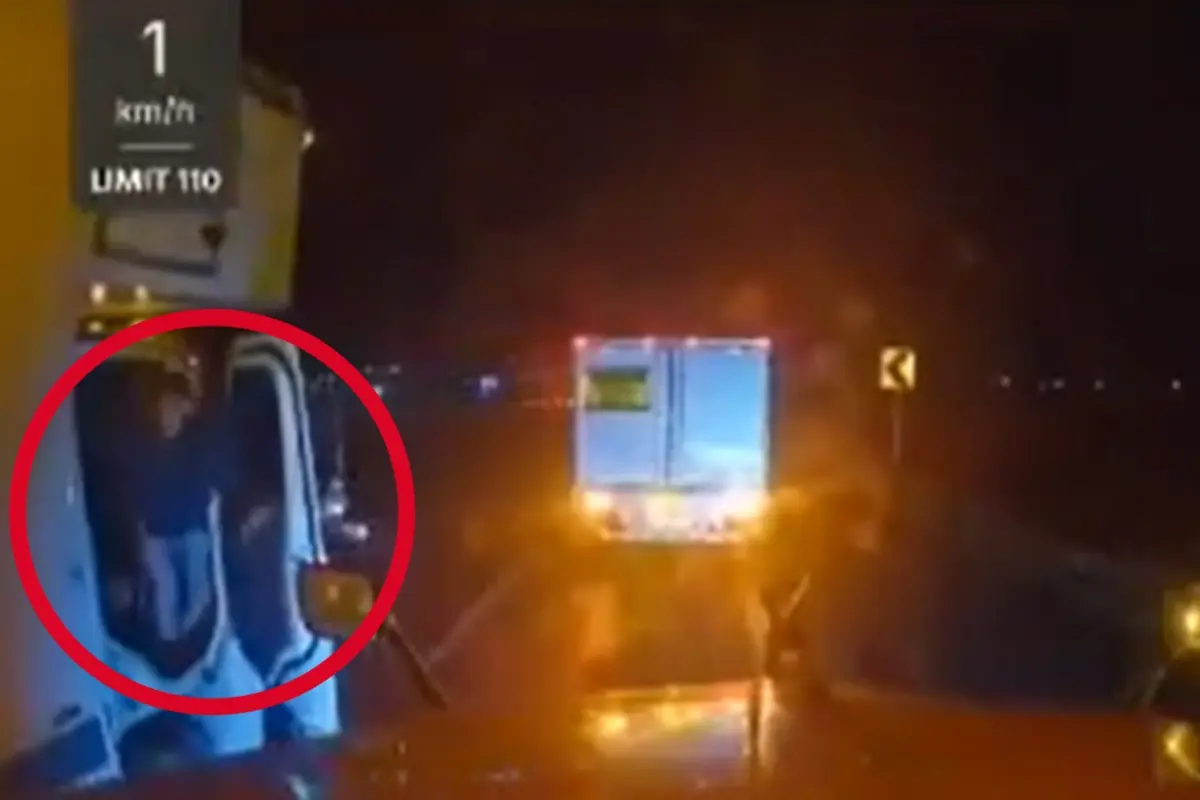 Hombre bajando de tráiler sobre la carretera Foto: Captura de video de seguridad