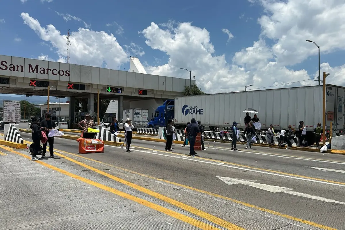 Gente realizando un bloqueo en de la autopista  Foto: Manuel López