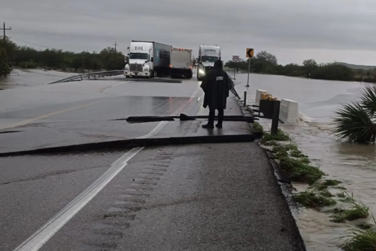Autoridades y transportistas exigen atención urgente para restablecer esta vía clave para el estado. Foto: Protección Civil