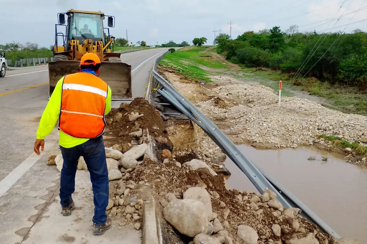 Las labores comenzaron este miércoles con maquinaria pesada en los tramos más afectados, especialmente en el sur del estado. Foto: Protección Civil