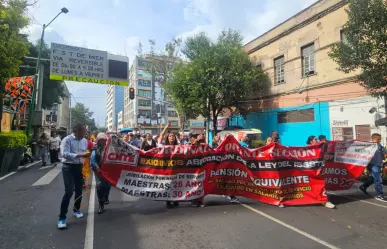 CNTE continúa protesta en CDMX; piden devolución de sueldos retenidos por plantón