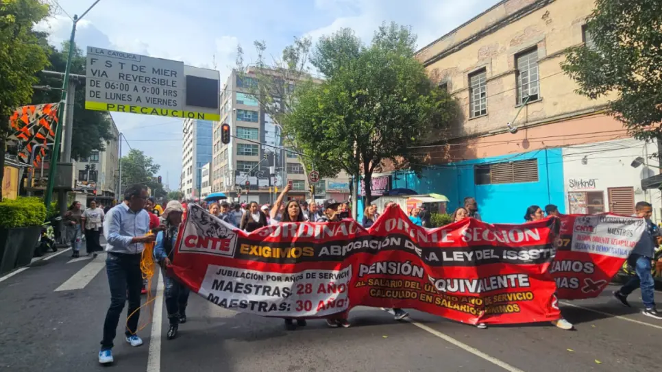 CNTE continúa protesta en CDMX; piden devolución de sueldos retenidos por plantón