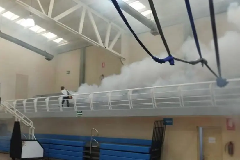 Fumigación de albergues para prevenir riesgos sanitarios. Foto: Axel Hassel