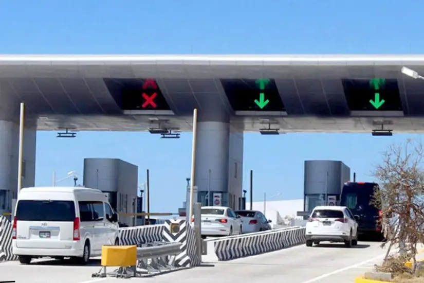 El dispositivo TAG se coloca en el parabrisas para pagar sin detener el vehículo. Foto: CAPUFE